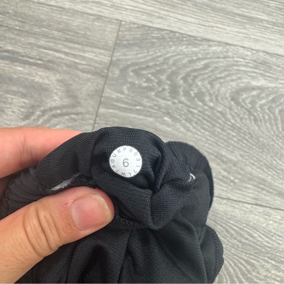 Lululemon Hotty Hot 2.5” Inseam Short In Black Size 6 - Picture 6 of 14